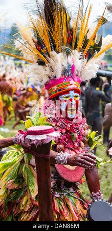 Woman Dancing con il volto dipinto e indossando i serbatoi, Goroka Show, Papua Nuova Guinea Foto Stock