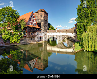 In Germania, in Baviera, Norimberga, vista di carnefici Bridge e il negozio dei vini al fiume Pegnitz Foto Stock