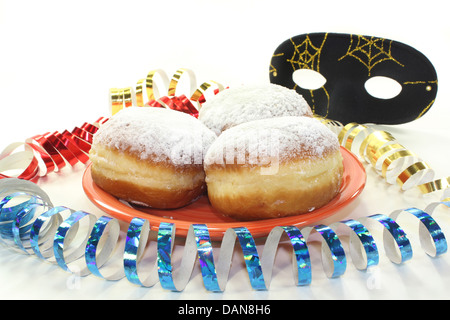 Una piastra di ciambelle e decorazione di carnevale Foto Stock