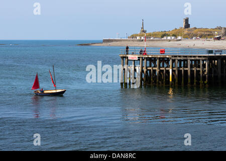 Aberystwyth, Wales, Regno Unito, 16 luglio 2013. A seguito della recente ondata di caldo, una rinfrescante brezza vede la diminuzione della temperatura di circa venti gradi sulla costa. Credito: atgof.co/Alamy Live News Foto Stock