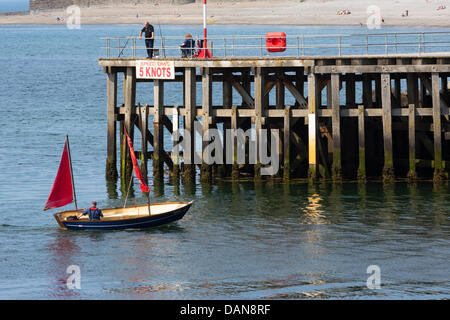 Aberystwyth, Wales, Regno Unito, 16 luglio 2013. A seguito della recente ondata di caldo, una rinfrescante brezza vede la diminuzione della temperatura di circa venti gradi sulla costa. Credito: atgof.co/Alamy Live News Foto Stock