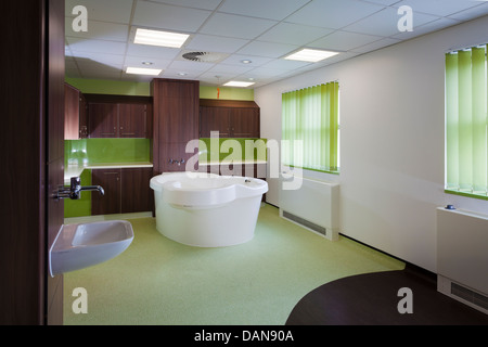 Sala parto e la piscina del Royal Hampshire County Hospital Winchester. Foto Stock