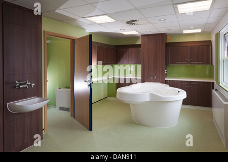 Sala parto e la piscina del Royal Hampshire County Hospital Winchester Foto Stock