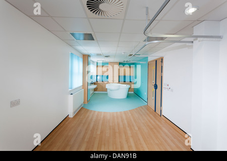 Sala parto e la piscina del Royal Hampshire County Hospital Winchester Foto Stock