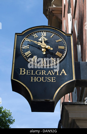 Orologio di appendere fuori casa di Belgravia, horseferry road, Westminster, Londra, Inghilterra Foto Stock