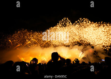 Gli spettatori a 86º Omagari Nazionale Concorso di fuochi d'artificio Summer Festival tenutosi nella città di Daisen, di Akita Giappone Foto Stock