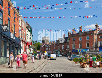 Il centro della città e luogo di mercato addobbate con bunting Ashbourne Derbyshire England Regno Unito GB EU Europe Foto Stock