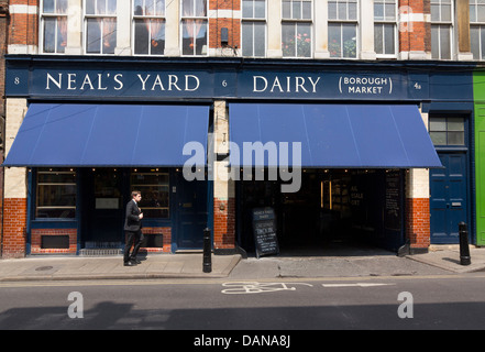 Un ramo di Neal's Yard Dairy, la vendita di formaggi e prodotti biologici al Mercato di Borough, Londra Foto Stock