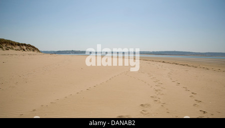 Una sorprendentemente tranquilla tratto di North Devon litorale Saunton Sands. North Devon, in Inghilterra. Regno Unito. Foto Stock