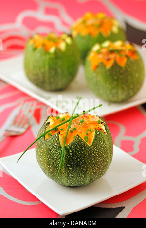 Zucchine ripiene con il granchio. Ricetta disponibile. Foto Stock