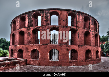 Jantar Mantar - antico osservatorio con architettura strumenti di astronomia in Delhi, India Foto Stock