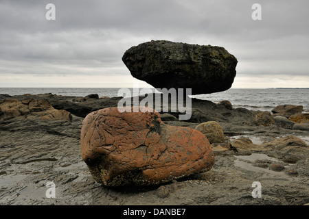 Bilanciamento del Rock a bassa marea Haida Gwaii Queen Charlotte Isole- Skidegate della Columbia britannica in Canada Foto Stock