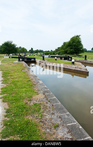 I cancelli e il meccanismo della serratura 59 sui Trent e Mersey Canal vicino Rode Heath Cheshire England Regno Unito Regno Unito Foto Stock