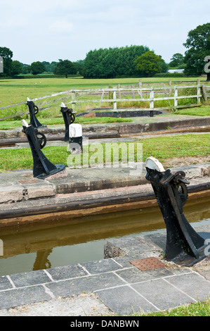 I cancelli e il meccanismo della serratura 59 sui Trent e Mersey Canal vicino Rode Heath Cheshire England Regno Unito Regno Unito Foto Stock