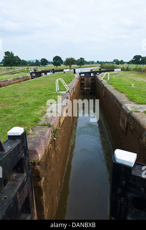 I cancelli e il meccanismo della serratura 59 sui Trent e Mersey Canal vicino Rode Heath Cheshire England Regno Unito Regno Unito Foto Stock