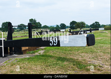 I cancelli e il meccanismo della serratura 59 sui Trent e Mersey Canal vicino Rode Heath Cheshire England Regno Unito Regno Unito Foto Stock