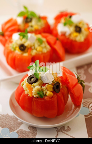 Pomodori ripieni con miglio. Ricetta disponibile. Foto Stock