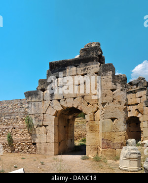 Le rovine della città antica di Hierapolis sulla collina Pamukkale Turchia Foto Stock