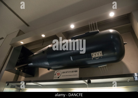 Full Size modello della bomba atomica 'Little Boy' in Hiroshima Peace Memorial Museum, Giappone Foto Stock