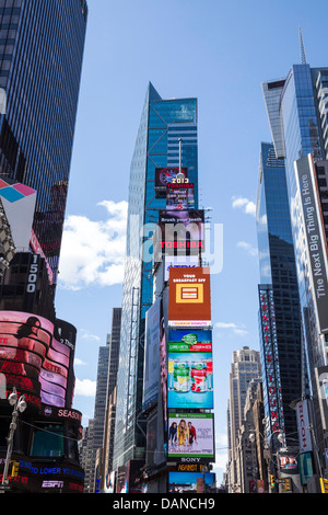 Times Square di pubblicità e di edifici, NYC Foto Stock