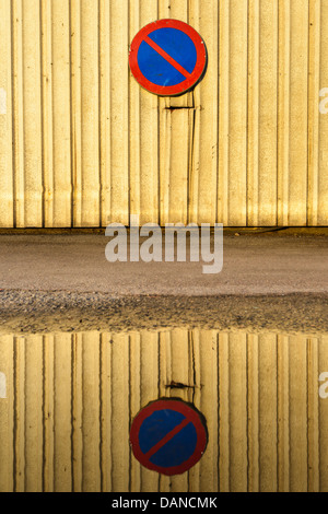 'No Parcheggio Zona' segno riflesso nella pozza Foto Stock