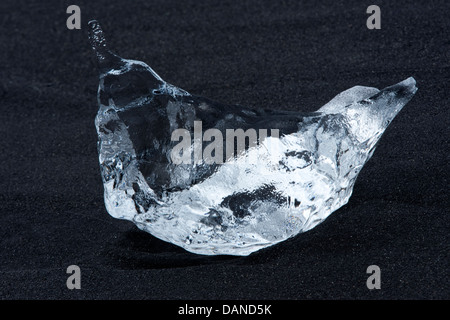 Iceberg depositato sul nero di cenere vulcanica Jökulsárlón 'fiume glaciale" laguna sud dell'Islanda europa oceano Atlantico Giugno Foto Stock