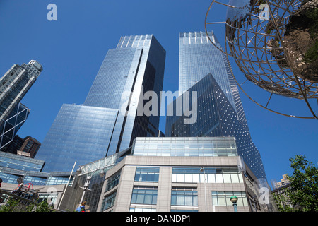 Columbus Circle con Globe e il Deutsche Bank Center, precedentemente Time Warner Center, New York, 2021 Foto Stock