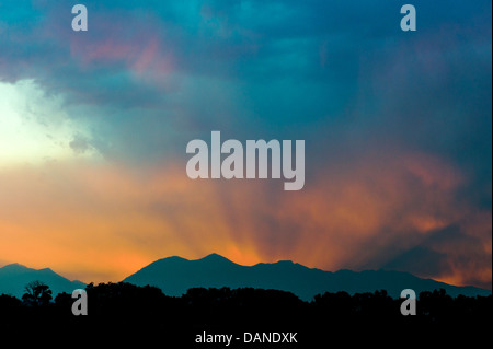 Fasci di luce del tramonto oltre le montagne rocciose, Central Colorado, STATI UNITI D'AMERICA Foto Stock
