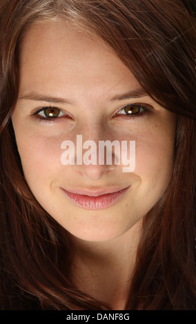 Ragazza giovane e carina senza trucco nella luce naturale Foto Stock