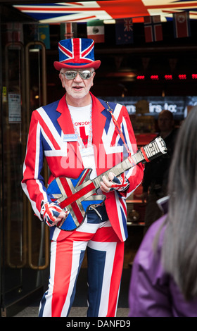 L'uomo vestito di una Unione Jack muta di fronte Cool Britannia Store, Piccadilly, Londra Foto Stock