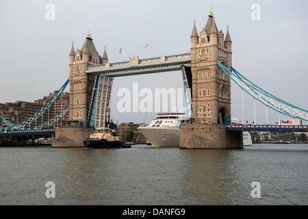 Londra, Regno Unito. Il 16 luglio 2013. Il Bahaman registrata la nave di crociera Silver Cloud entra in Londra per ormeggiare durante la notte accanto all'HMS Belfast. Il 16.800 t nave ha una lunghezza di 157m e porta 296 passeggeri. Il Tower Bridge dovuto aprire per lei di passare attraverso. Essa è dovuta a lasciare Londra il 17 luglio. Credito: Allsorts Stock Photo/Alamy Live News Foto Stock