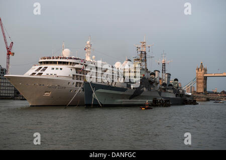 Londra, Regno Unito. Il 16 luglio 2013. Il Bahaman registrata la nave di crociera Silver Cloud entra in Londra per ormeggiare durante la notte accanto all'HMS Belfast. Il 16.800 t nave ha una lunghezza di 157m e porta 296 passeggeri. Il Tower Bridge dovuto aprire per lei di passare attraverso. Essa è dovuta a lasciare Londra il 17 luglio. Credito: Allsorts Stock Photo/Alamy Live News Foto Stock