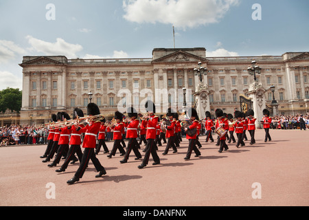 Cambio della Guardia, Buckingham Palace, London, Regno Unito Foto Stock