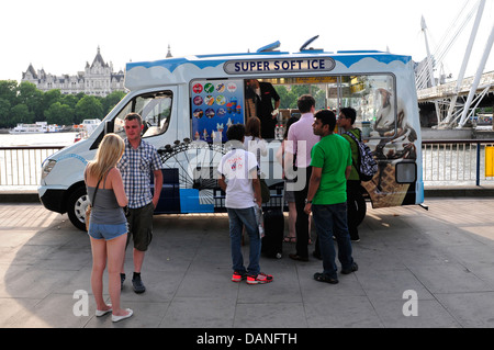 Persone che acquistano gelato da un furgone, South Bank di Londra, Regno Unito Foto Stock