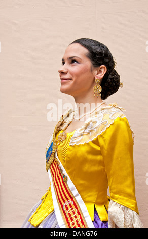 Senorita in abito tradizionale a Las Fallas Festival a Valencia, Spagna Foto Stock