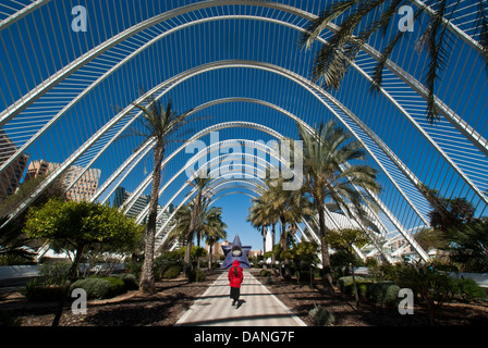 Valencia, la Città delle Arti e delle scienze Umbracle esplanade giardino e zona fiera. Foto Stock