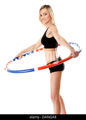 Giovane ragazza sportivo facendo esercizio con hula hoop. Donna Fitness isolato su bianco Foto Stock