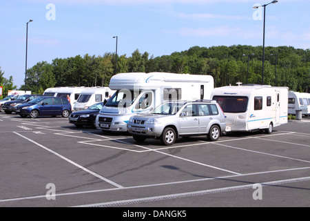 Roulotte e camper parcheggiato in speciali grandi baie di parcheggio alla stazione di servizio autostradale sulla M5 estate 2013 Foto Stock