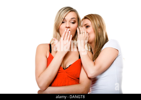 Gossip dicerie donna raccontando i segreti per la tua ragazza, segreti diffondersi su sfondo bianco Foto Stock