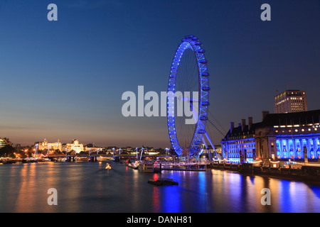 Il London Eye è una gigantesca ruota panoramica sulla riva sud del fiume Tamigi a Londra, Inghilterra. Foto Stock