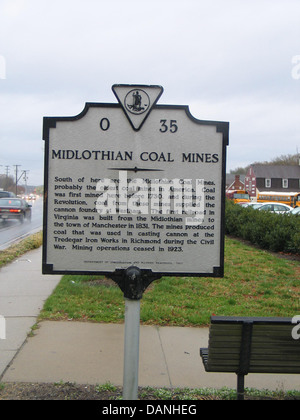 MIDLOTHIAN MINIERE DI CARBONE A sud di qui sono i Midlothian miniere di carbone, probabilmente le più antiche miniere di carbone in America. Il carbone è stato prima minato qui prima di 1730, e durante la rivoluzione del carbone da queste mine in dotazione il cannone fonderia a Westham. La prima ferrovia in Virginia fu costruito da Midlothian mine alla città di Manchester nel 1831. Le miniere di carbone prodotto che è stato utilizzato nella colata cannon a Tredegar Iron Works di Richmond durante la Guerra Civile. Le operazioni di data mining è cessato nel 1923. Dipartimento di conservazione e di risorse storiche, 1987. Foto Stock