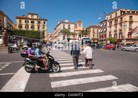 Piazza Tasso di Sorrento in una bella giornata d'estate. Foto Stock