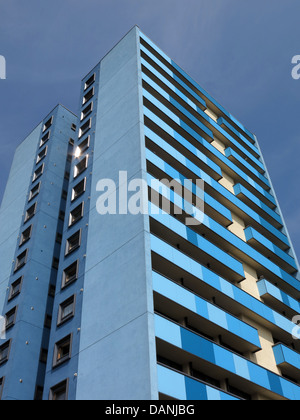 Grandi città residenziale di blocchi a torre West Midlands vicino a Wolverhampton Regno Unito Inghilterra - dipinto di blu e Teal Foto Stock