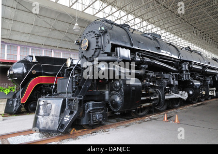 Norfolk e Western Classe J 611 e Classe A 1218 locomotive a vapore presso Virginia Museo dei Trasporti, Roanoke Foto Stock