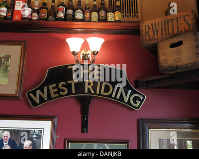 Il West Riding Pub Dewsbury Station , il treno di ale da Stalybridge a Batley Foto Stock