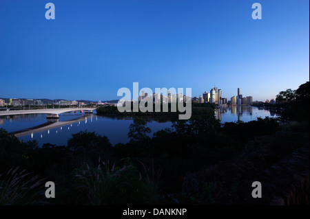 Brisbane Central Business District accoccolato dietro i Giardini Botanici Foto Stock