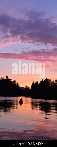 Donna canoa al tramonto, Wallowa Lake, Oregon. Foto Stock