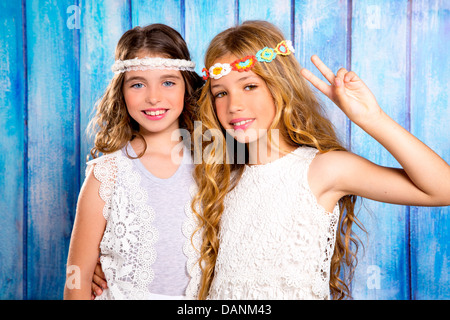 Bambini amici belle ragazze hippie stile retrò insieme sorridente sul legno blu Foto Stock