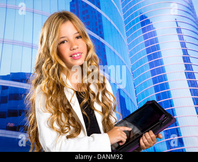 Bambini business ragazza dello studente con tablet pc su urban edifici blu sullo sfondo Foto Stock