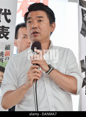 Luglio 14, 2013, Kawasaki, Giappone - Toru Hashimoto, co-leader del Giappone il restauro delle parti, scuote le mani con gli elettori durante una casa superiore campagna elettorale rally nella parte anteriore della stazione di Kawasaki nella prefettura di Kanagawa, Giappone, il 14 luglio 2013. (Foto di AFLO) Foto Stock